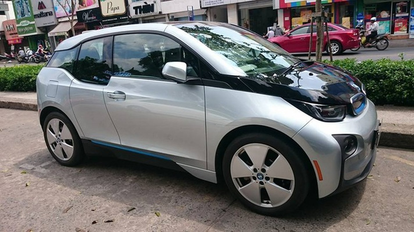 BMW i3 chay dien gia 2,5 ty lan banh tai Sai Gon